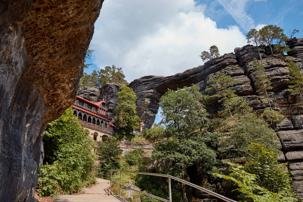 hermoso paisaje con formaciones rocosas de pravcicka brana, bosque y falcons nest hotel en república checa - pravcicka fotografías e imágenes de stock