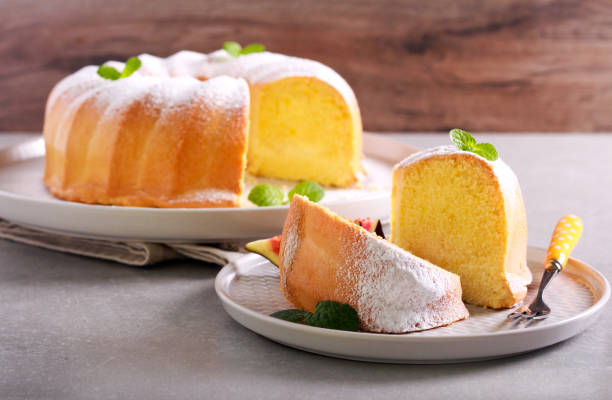 Esponja limón anillo pastel con azúcar glas - foto de stock