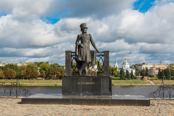 monument au poète russe alexander pushkin sur le remblai de tver, en russie. berge de rivière volga. jour de l’automne. paysage pittoresque. église de la résurrection sur la rive opposée - pushkin photos et images de collection