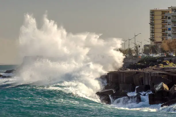 Photo of a big wave floods the city