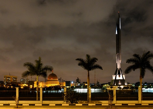 Mausoleo de Agostinho Neto y a su izquierda el Parlamento y la corte principal - vista nocturna, Luanda, Angola (