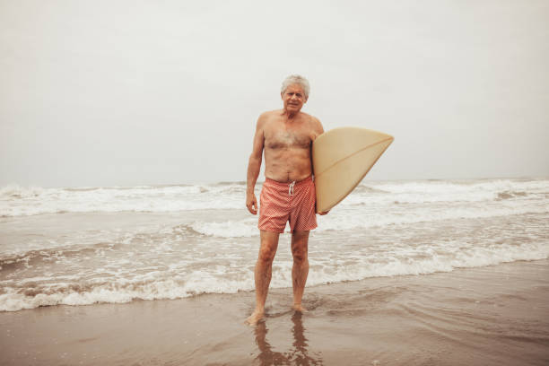 senior homme surf - senior adult surfing aging process sport photos et images de collection