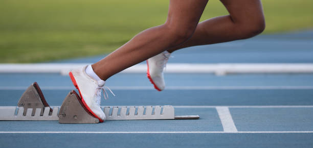 athlète, laissant les starting-blocks - track and field athlete women vitality speed photos et images de collection