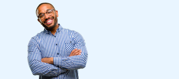 afroamerykanin z brodą ze skrzyżowanymi ramionami pewny siebie i zadowolony z dużego naturalnego uśmiechu śmiejącego się - arms crossed zdjęcia i obrazy z banku zdjęć