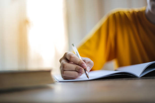 escribir en papel - poesía literatura fotografías e imágenes de stock