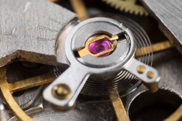detalle de macro de rubíes en el mecanismo de un reloj de pulsera - watchmaking fotografías e imágenes de stock