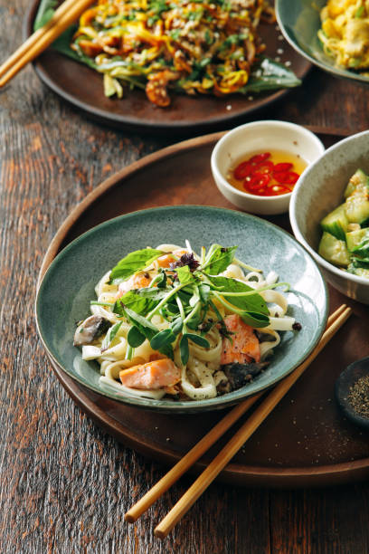 udon-nudeln mit lachs - chinese cuisine stock-fotos und bilder