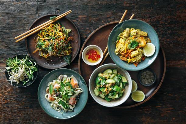 schalen mit japanischen essen - chinese cuisine stock-fotos und bilder