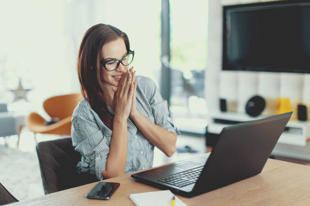 felice giovane donna d'affari moderna che legge buone notizie su laptop - applying foto e immagini stock