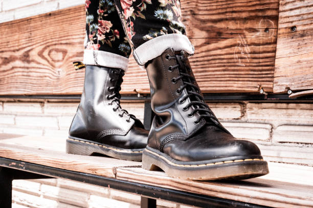 woman doc marten military boots - combat boots imagens e fotografias de stock
