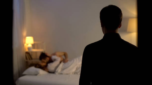 husband catching his wife cheating with lover in bed, finding out adultery - infidelidade imagens e fotografias de stock