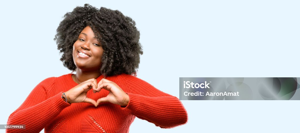 amor feliz mostrando con las manos en expresar saludable en forma de corazón y símbolo del matrimonio - Foto de stock de Símbolo en forma de corazón libre de derechos