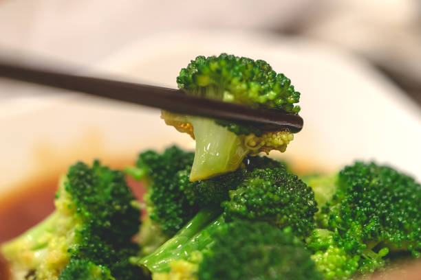 ess-stäbchen abholung im chinesischen stil gebratenen brokkoli - tofu chinese cuisine vegetarian food broccoli stock-fotos und bilder