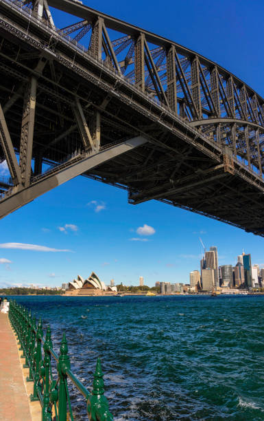 sydney harbour bridge et l’opéra - sydney harbor bridge sydney opera house vertical australia photos et images de collection