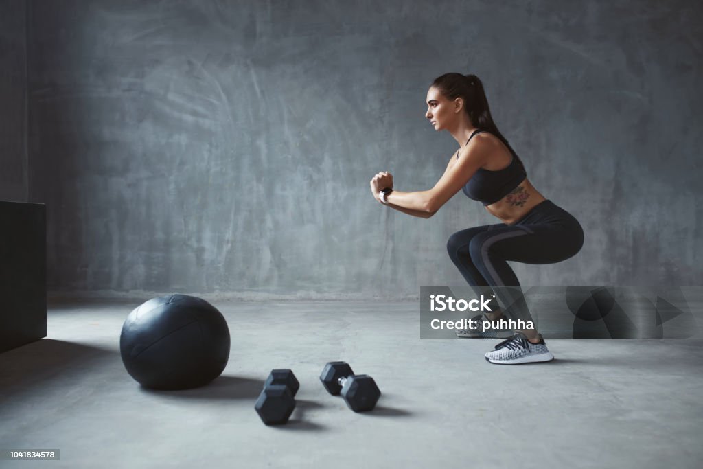 Entrenamiento Del Cuerpo Fitness Mujer En Ropa Deportiva Con Estilo  Ejercicio Foto de stock y más banco de imágenes de Agacharse - iStock