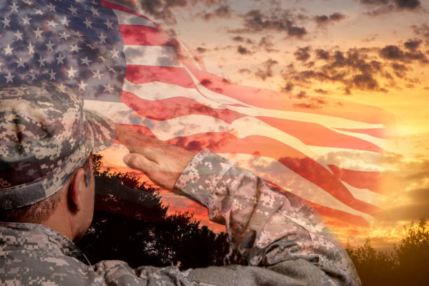 미국 육군 군인, 미국 국기를 오버레이합니다. - moody sky outdoors digital composite sunset 뉴스 사진 이미지