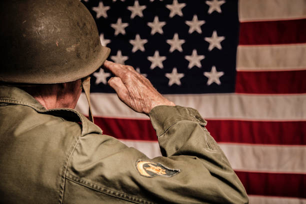 senior erwachsenen usa streitkräften militärische mit amerikanischen flagge. - armed forces us veterans day military saluting stock-fotos und bilder