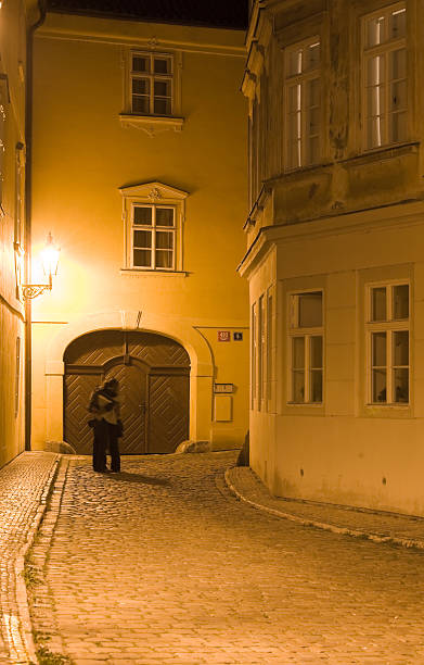 pareja de enamorados - prague old door house fotografías e imágenes de stock