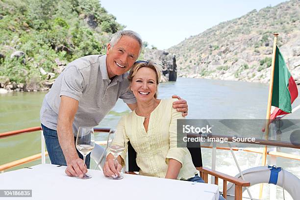 Senior Pareja Con Copas De Vino En Un Barco Vacaciones Foto de stock y más banco de imágenes de Portugal