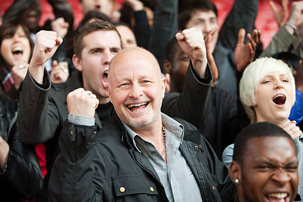 hombre feliz en el partido de fútbol - stadium crowd audience spectator fotografías e imágenes de stock