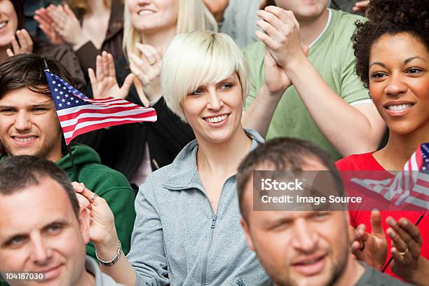 Kibiców Z Flagi Usa - zdjęcia stockowe i więcej obrazów Międzynarodowe wydarzenie sportowe - Międzynarodowe wydarzenie sportowe, Widz, 20-24 lata