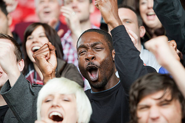 animando hombre en el partido de fútbol - aficionado fotografías e imágenes de stock