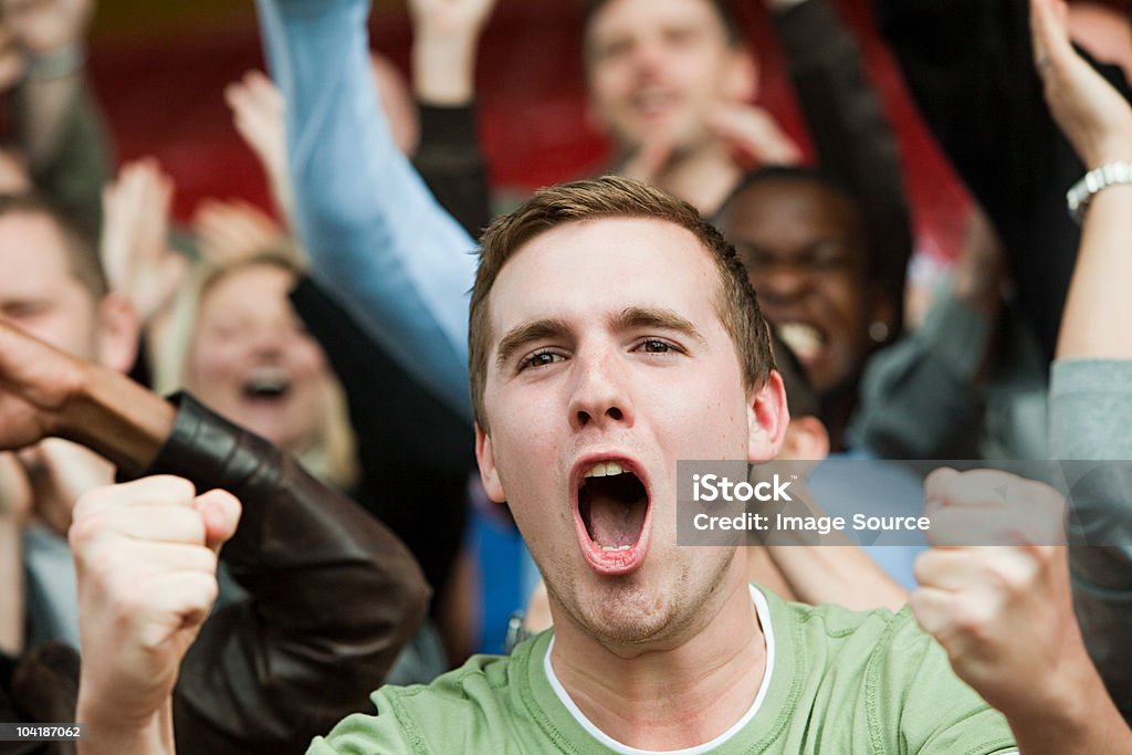 Hombre gritando en el partido de fútbol - Foto de stock de Aficionado libre de derechos
