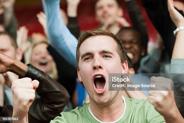 Hombre Gritando En El Partido De Fútbol Foto de stock y más banco de imágenes de Aficionado - Aficionado, Fútbol, Estadio