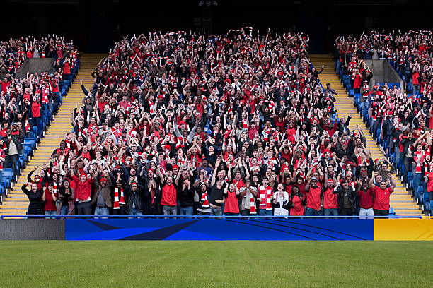 foule sur le stade de joueur de football - partisan photos et images de collection