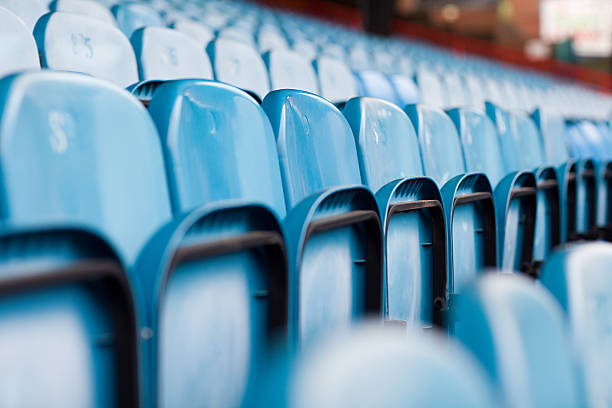 asientos en estadio de fútbol vacío - asiento fotografías e imágenes de stock