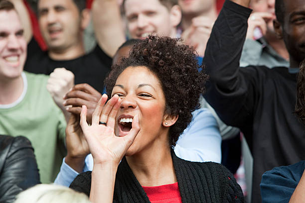 mujer gritando en el partido de fútbol - cántico fotografías e imágenes de stock
