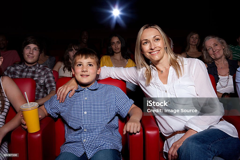 Mother and son enjoying a movie - Стоковые фото Киноиндустрия роялти-фри