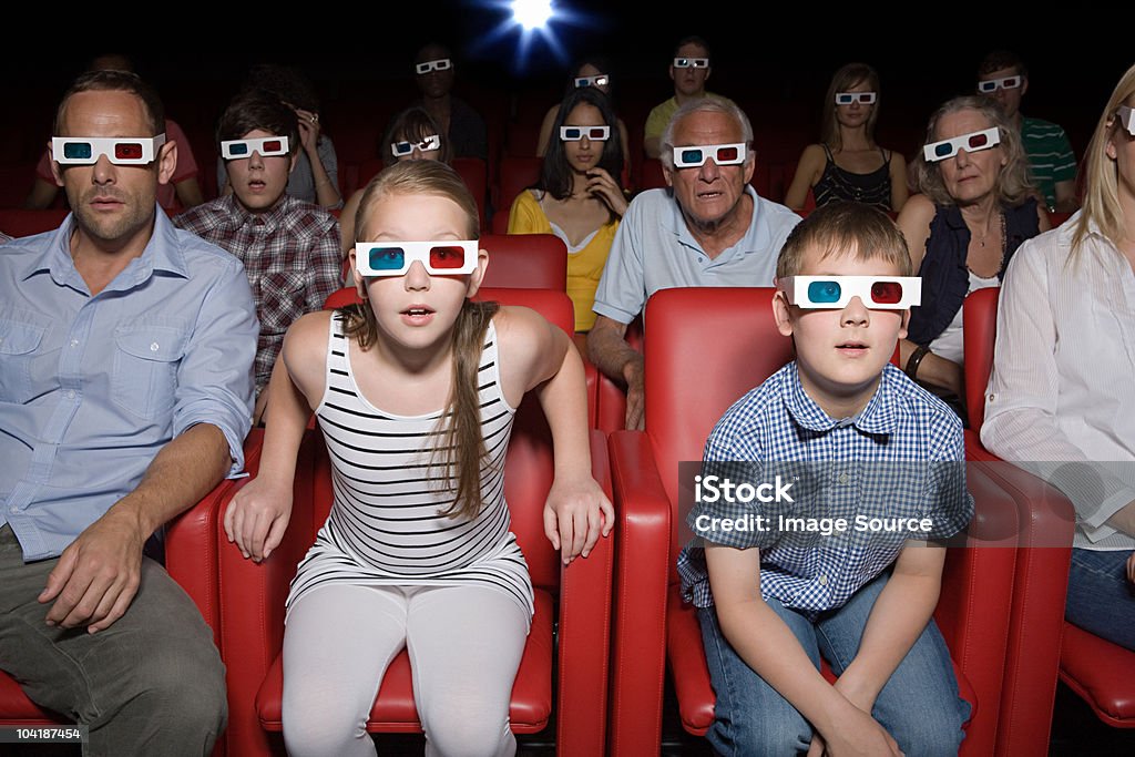 Famille en regardant un film en 3d au cinéma - Photo de Cinéma libre de droits
