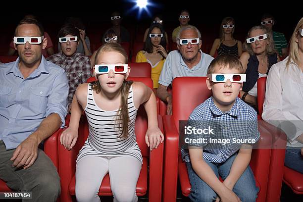 ご家族と映画をご覧になるには3 D 映画 - 映画館のストックフォトや画像を多数ご用意 - 映画館, 3Dメガネ, 映画界