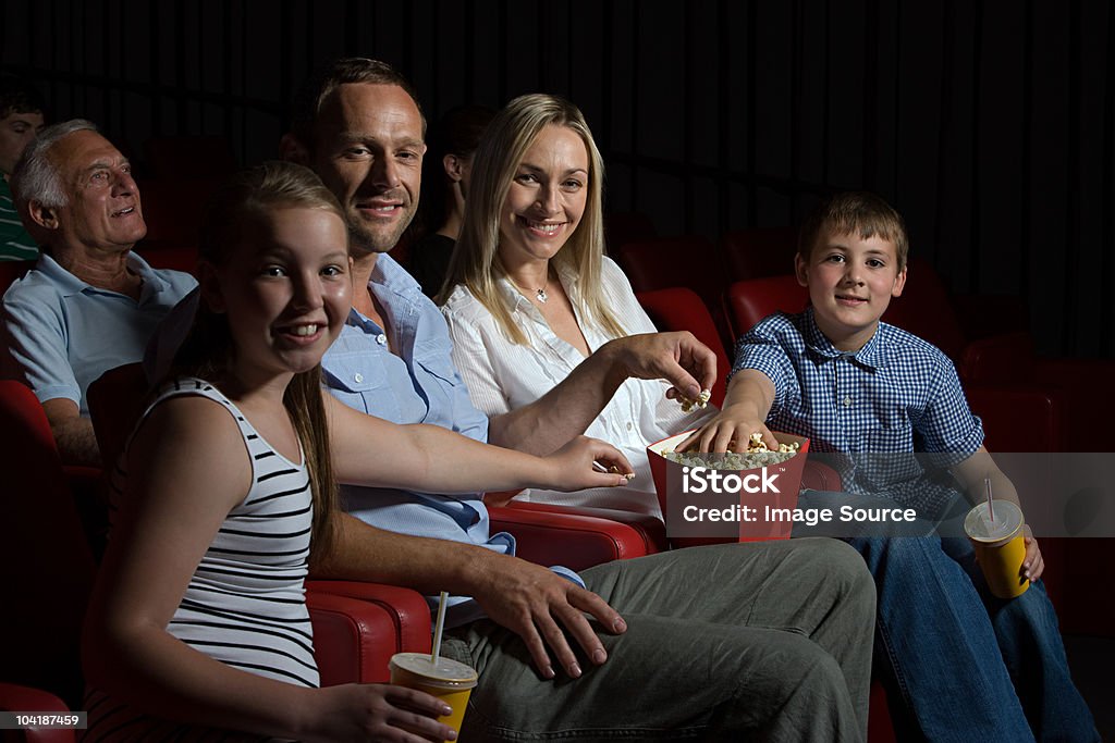 Familia viendo una película en el cine - Foto de stock de Sala de cine libre de derechos