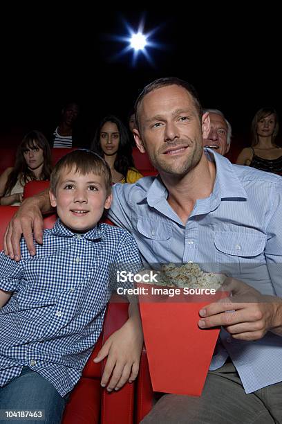 Padre E Hijo Mientras Disfruta De Una Película Foto de stock y más banco de imágenes de Sala de cine - Sala de cine, Industria cinematográfica, Largometrajes