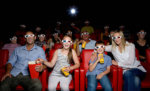 familia viendo 3d película en el cine - gafas 3d fotografías e imágenes de stock