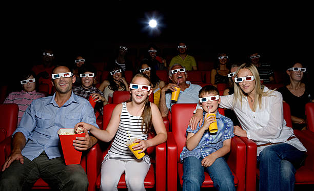 famille en regardant un film en 3d au cinéma - lunettes 3d photos et images de collection