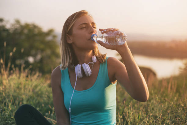 istock Sporty woman drinking water 1041906774