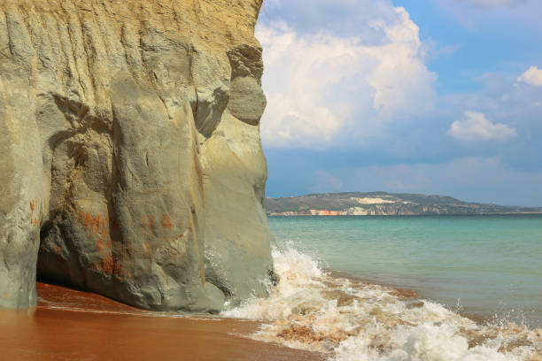spiaggia di xi, isola di cefalonia, grecia - greece crete beach island foto e immagini stock