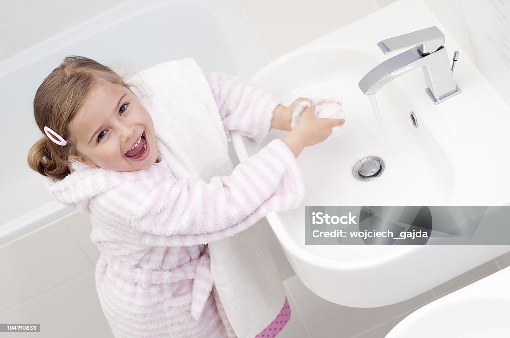 Dziewczyna mycia rąk w łazience - Zbiór zdjęć royalty-free (Zabawa)