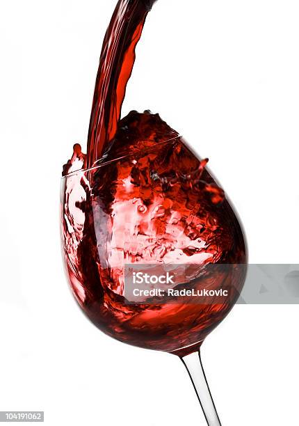 Verter El Vino Tinto De Pluma Foto de stock y más banco de imágenes de Caer - Caer, Recortable, Rojo