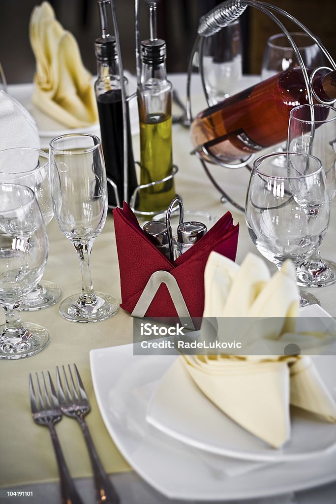레스토랑의 테이블 세팅 - 로열티 프리 0명 스톡 사진