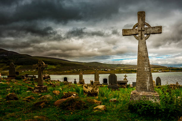 アイルランドの古い墓地 - celtic cross celtic culture tombstone death ストックフォトと画像