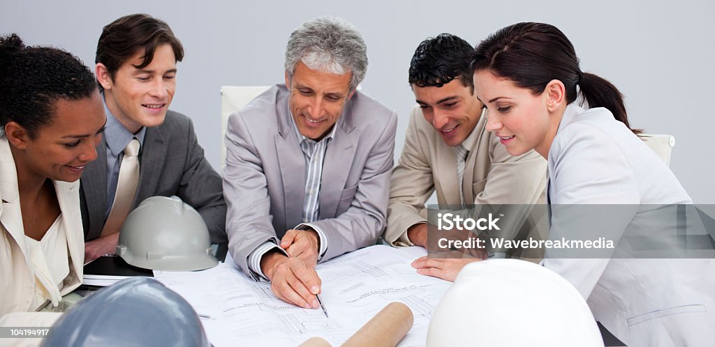 Constructors em uma reunião estudar planos - Foto de stock de Adulto royalty-free