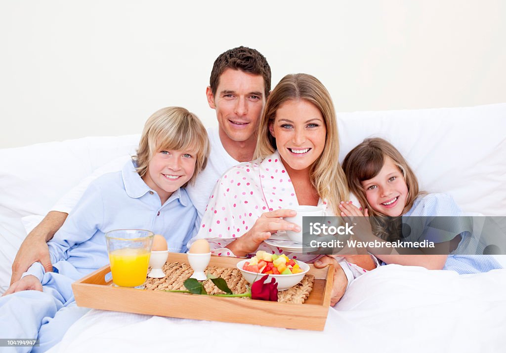 笑顔のご朝食に座るベッド - ベッドのロイヤリティフリーストックフォト