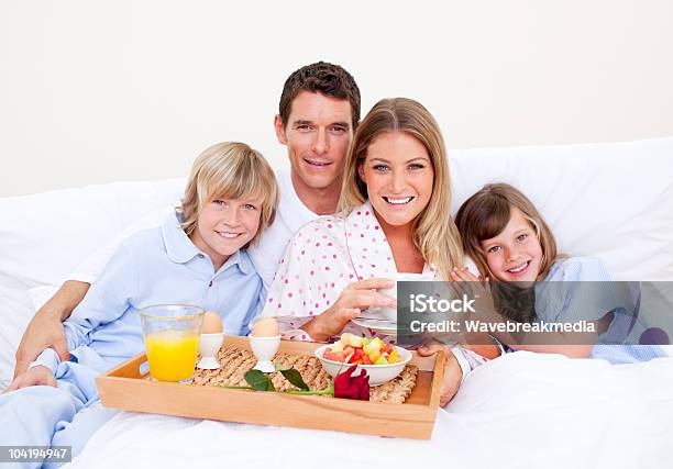미소 부품군 갖는 앉아 침대 제공 아버지에 대한 스톡 사진 및 기타 이미지 - 아버지, 아침 식사, 침대