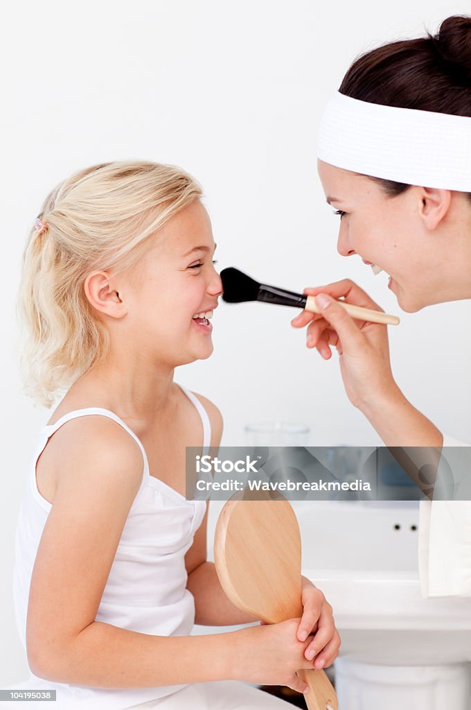 Fille et mère de mettre de maquillage - Photo de Adulte libre de droits