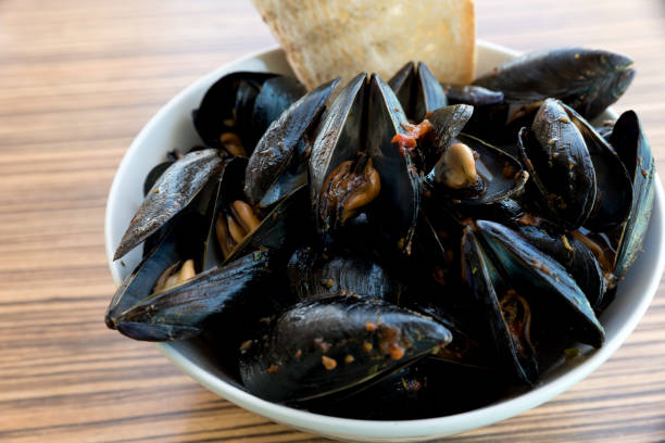 istock Peppery mussels with lemon and bread 1041955544