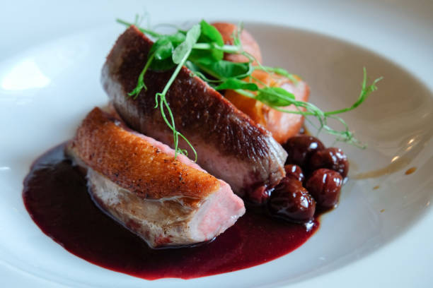 entenbrust gebraten als medium rare und mit süßen kirschen soße serviert - duck breast stock-fotos und bilder